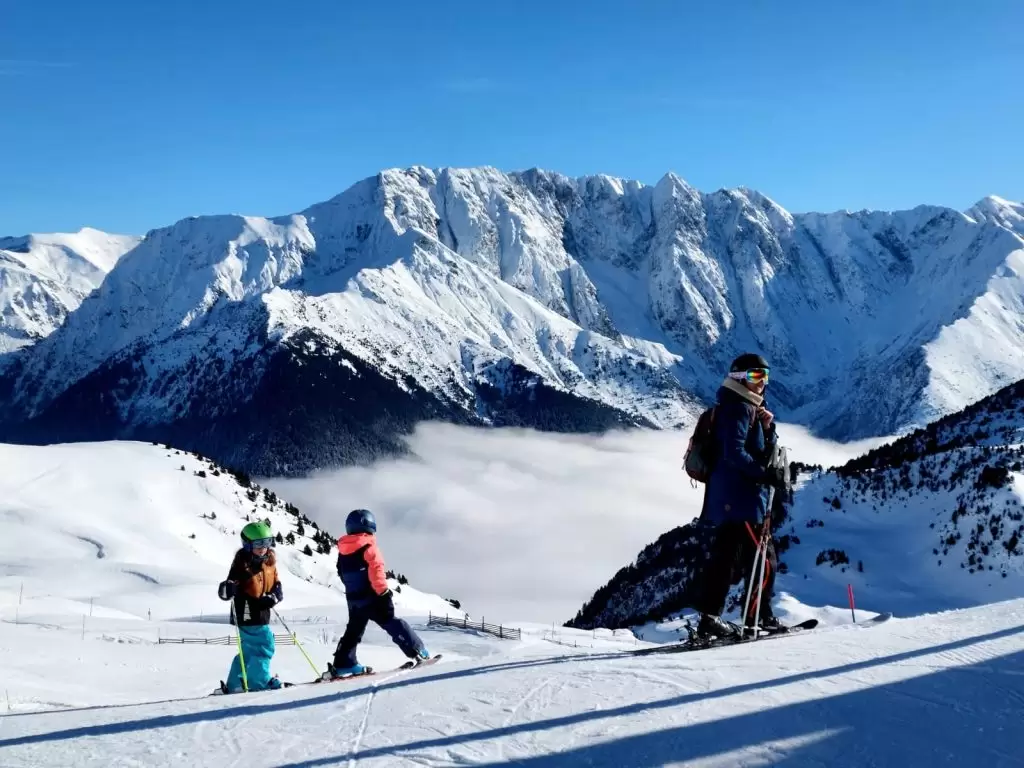 Sortie en famille dans la neige face aux montagnes