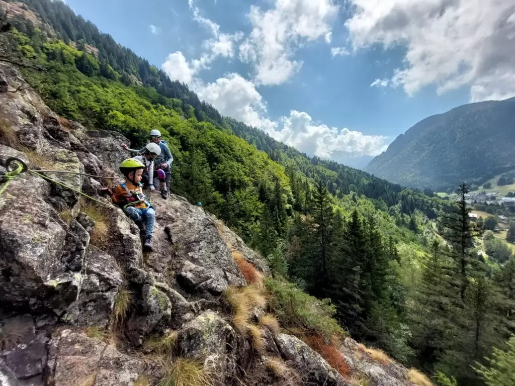Enfants en balade sur les rochers au-dessus de la vallée