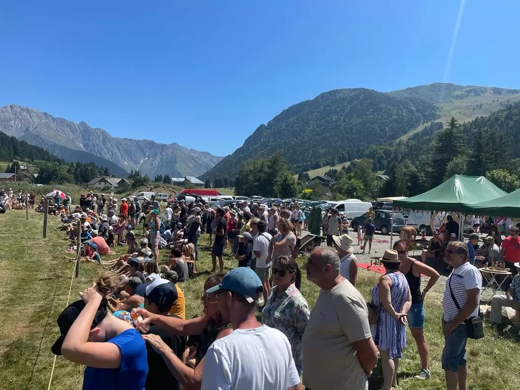 Foule réunie à la fête des bûcherons au village