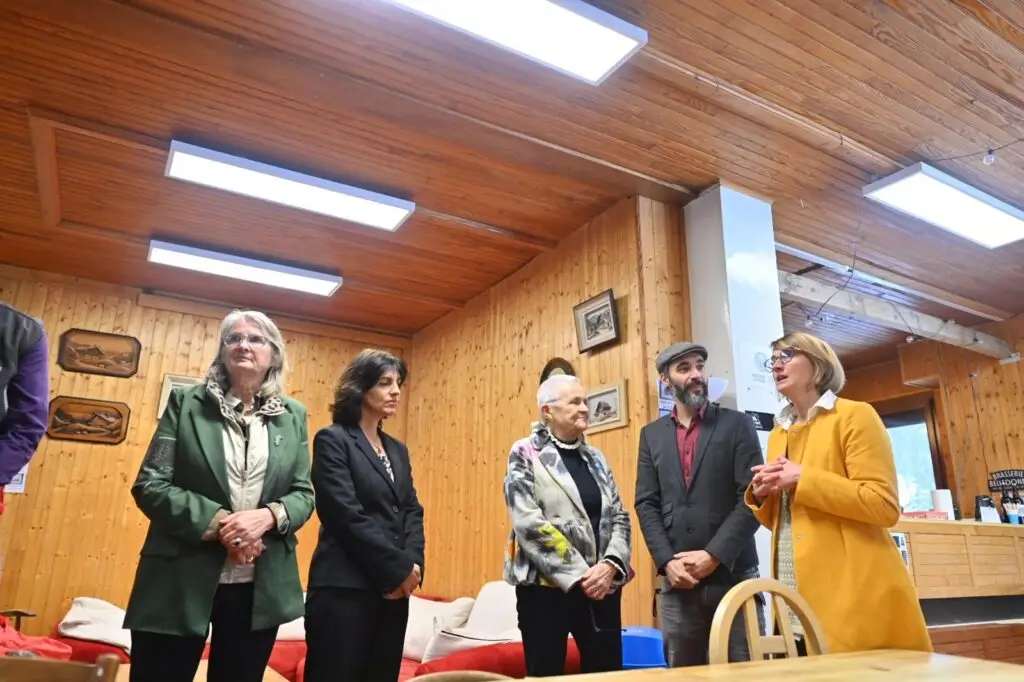 Visite d'élus lors de l'inauguration du Camp de Base