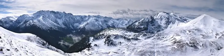 Panorama des sommets enneigés au-dessus de la vallée